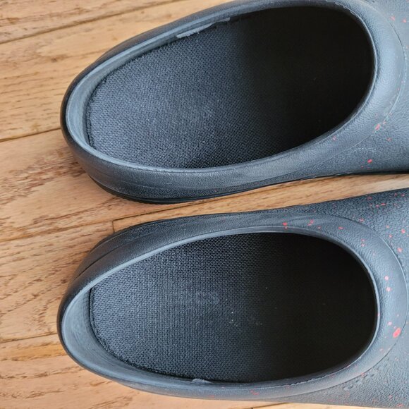 Halloween Crocs Clog On The Clock Work Slipon Food Service Shoe Red Splatter - Picture 4 of 14